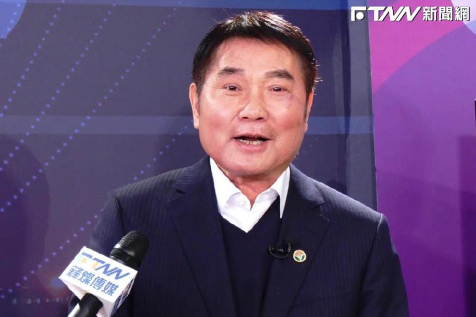 鍾東錦「另類促銷」大湖採草莓，他說「偷吃幾顆沒關係！但不能吃太多」（圖／FTNN攝）