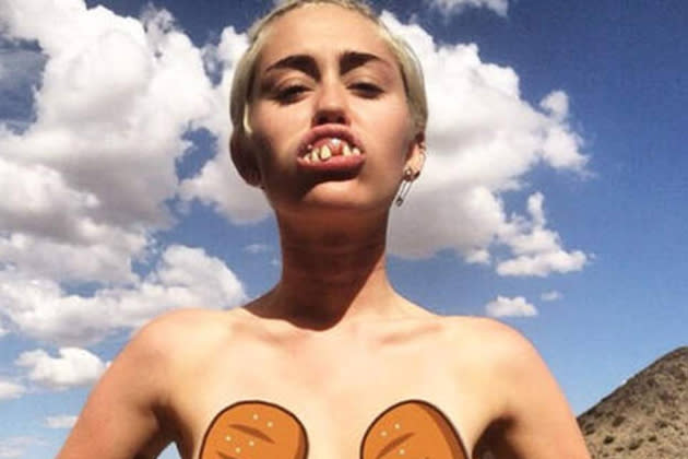 Miley Cyrus, 23, adora causar em tudo o que é canto. Nas redes sociais não podia ser diferente, né?! Não é difícil ver a cantora americana de máscaras, roupas excêntricas ou com poses diferentes na web. Nesse registro, a artista surgiu com uma dentadura monstruosa e desenhos no lugar dos seios. (Foto: Reprodução/Instagram)