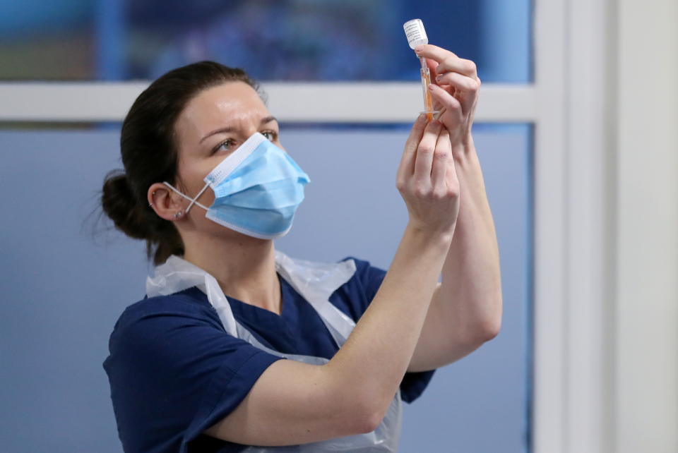 Eine Krankenschwester bereitet eine Impfung in einer Klinik im Schottischen Currie vor (Bild: Reuters/Russell Cheyne/Pool)