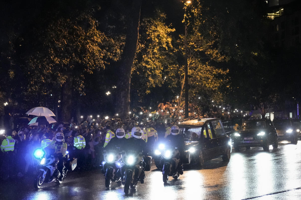 Des milliers viennent pour le dernier aperçu de la reine