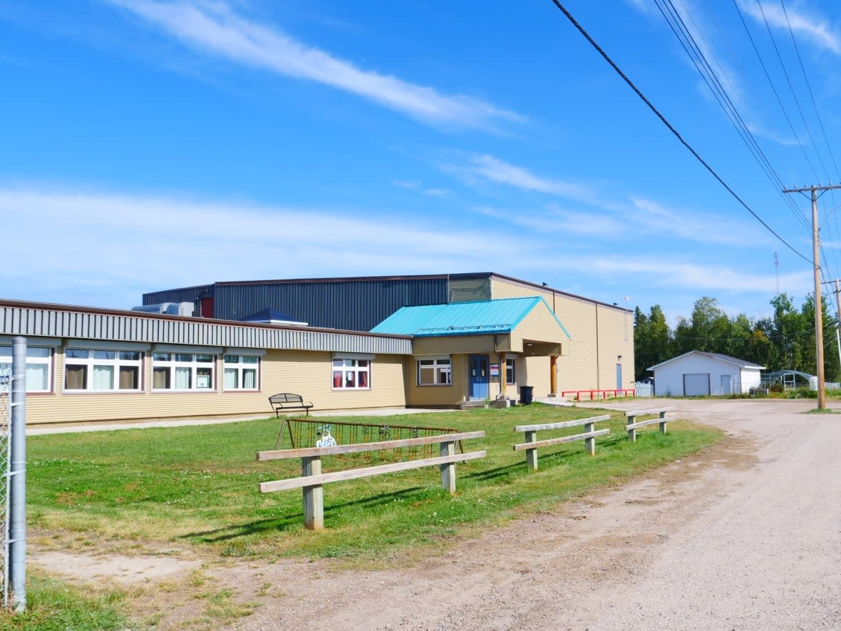 The Deninu School in Fort Resolution. On Monday a parent's coalition met with the local district education authority to discuss alleged problems at the school. (Julie Plourde/Radio-Canada - image credit)