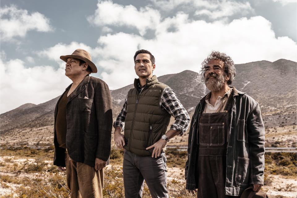 En esta imagen proporcionada por Bandido Films, Joaquín Cosío, de izquierda a derecha, Alfonso Herrera y Damián Alcázar en una escena de la película de Luis Estrada "¡Que viva México!". (Bandido Films vía AP)