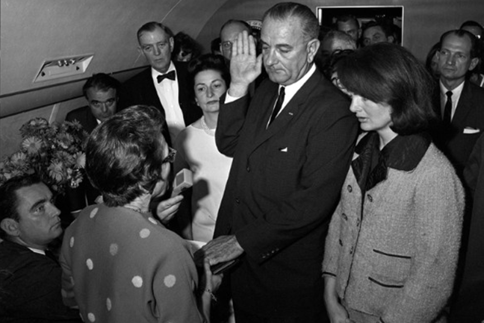 Jacqueline Kennedy mantuvo su look durante la jura de Johnson e incluso hasta su regreso a Washington
