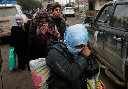 Displaced Iraqi people from the Bab al-Tob area in Mosul flee their homes after clashes to reach safe areas as Iraqi forces battle with Islamic State militants in the city of Mosul, Iraq, March 15, 2017. REUTERS/Youssef Boudlal