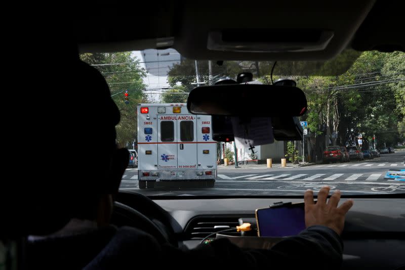 Imagen desde una ambulancia que traslada a una paciente con COVID-19