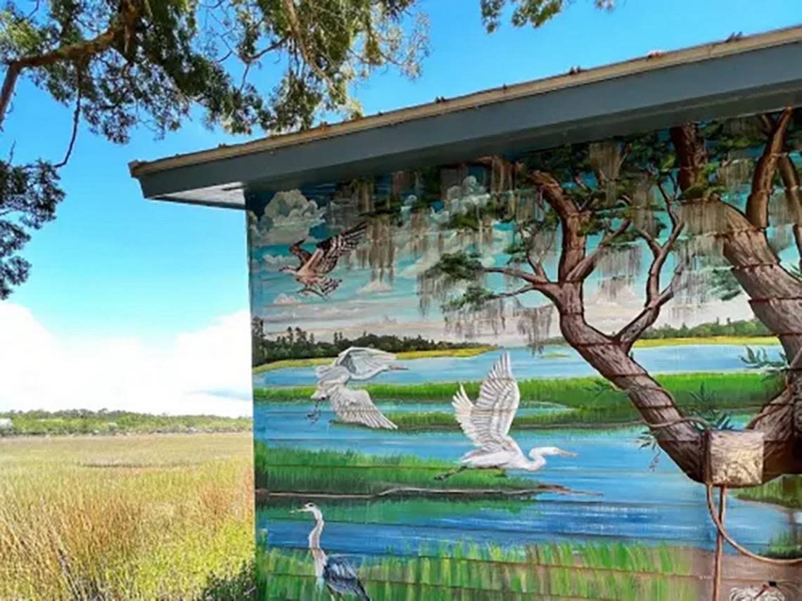 April Bensch’s mural on Pawleys Island Old Town Hall. Courtesy VisitMyrtleBeach.com