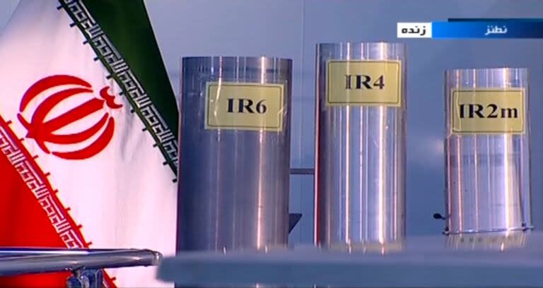 En esta imagen del 6 de junio de 2018 obtenida de un video de la televisora estatal iraní IRIB, tres versiones de centrifugadoras de uranio construidas en el país se muestran durante un programa en vivo desde Natanz, una planta de enriquecimiento de uranio, en Irán. (IRIB via AP, Archivo)