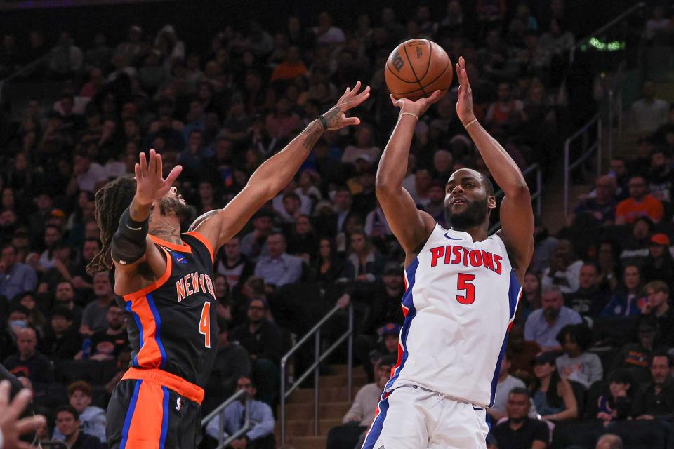 Pistons guard Alec Burks shoots the ball as Knicks guard Derrick Rose defends during the first half on Friday, Nov. 11, 2022, at Madison Square Garden.