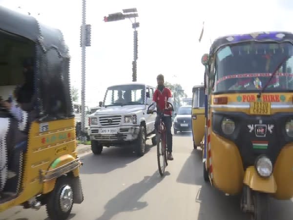 r Mohammed Aqeel Ahmed delivering food on his bycyle (Photo/ANI)