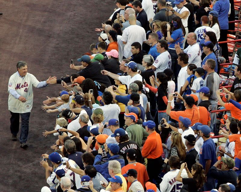 FILE PHOTO: Former New York Mets pitcher Tom Seaver waves to fans during closing ceremonies after the final regular season MLB National League baseball game to be played at Shea Stadium in New York