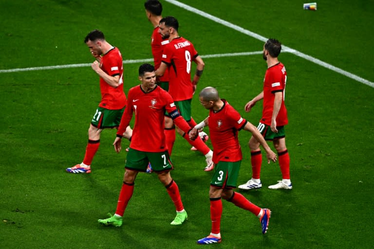 El delantero portugués Cristiano Ronaldo choca la mano con el central portugués Pepe en la celebración de un gol que sería anulado por el VAR durante el Portugal-República Checa del Grupo F de la Eurocopa, en el Leipzig de Leipzig, el 18 de junio de 2024 (GABRIEL BOUYS)