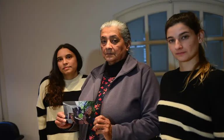 La hermana del hombre de 64 años internado en estado vegetativo (centro), junto con las abogadas Arina Dutto y Diva Ibargüengoytía 