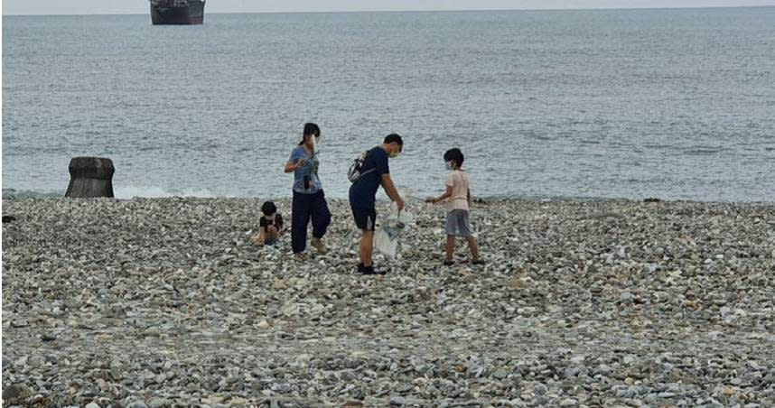 民眾一家四口在花蓮海邊撿垃圾。（圖／翻攝臉書社團《花蓮人》）