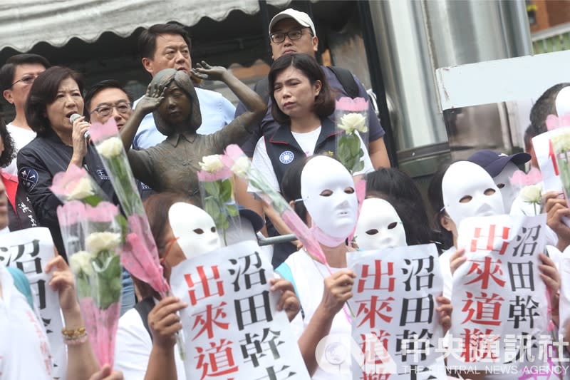 不滿日本人藤井實彥腳踹慰安婦銅像，台南市慰安婦人權平等促進協會、國民黨立委王育敏（左）等人10日上午赴日本台灣交流協會台北事務所抗議。（中央社）