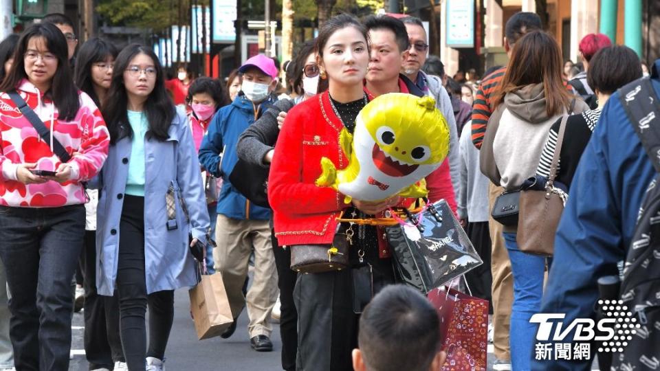 天氣持續暖熱，週四（22日）傍晚變天。（圖／胡瑞麒攝）