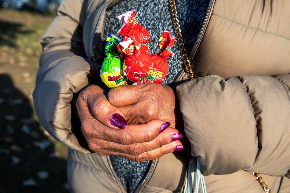 Una mujer colombiana de 75 años vende paletas Bon Bon Bum, un dulce colombiano a dólar, en Randall’s Island, en Nueva York, el 5 de noviembre de 2023. (Sebastian Sele/The New York Times)
