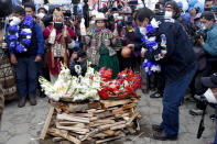 El candidato presidencial Luis Arce del Movimiento al Socialismo (MAS) prepara una ofrenda a la Pachamama o Madre Tierra durante su cierre de campaña en El Alto, Bolivia, el miércoles 14 de octubre de 2020. Las elecciones se realizarán el 18 de octubre de 2020. (AP Foto/Juan Karita)