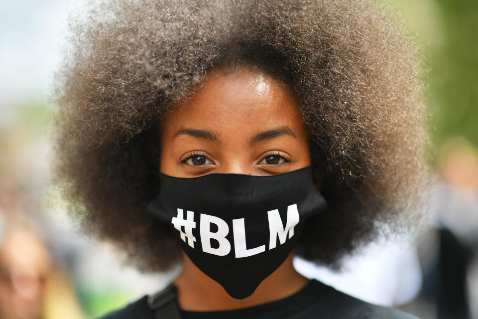 Ein Demonstrantin trägt einen Stoffmaske mit dem Aufdruck "#BLM" bei einem Protest gegen Rassismus und Polizeigewalt in College Green. Foto: Ben Birchall / PA Wire / dpa