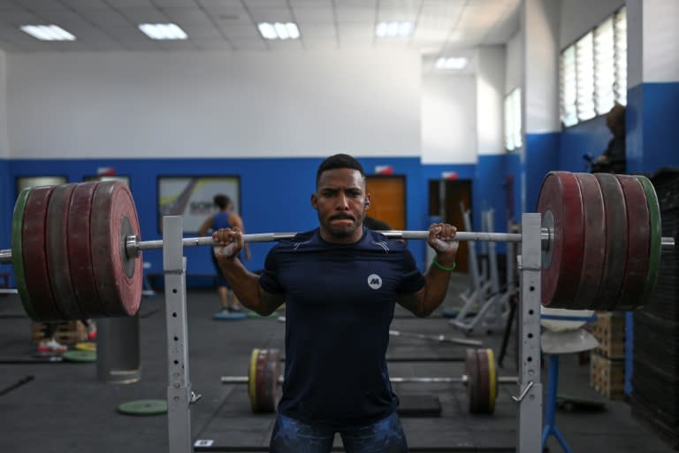 El pesista venezolano Julio Mayora, en una sesión de entrenamientos en la sede del Instituto Nacional de Deportes (IND), en Caracas, el 22 de septiembre de 2023 (Yuri Cortez)