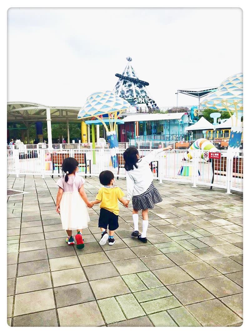 郭彥均的女兒(右起)牽著江宏傑的兒女逛遊樂園。（圖／翻攝自 郭彥均 臉書）