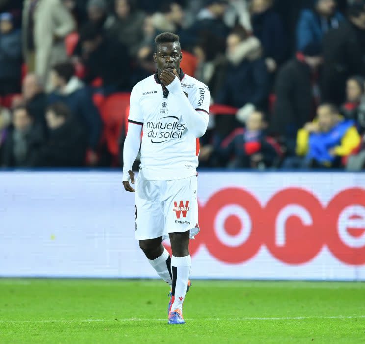 Mario Balotelli hatte einen schweren Kampf mit seinen Schuhen (Foto: ddp)