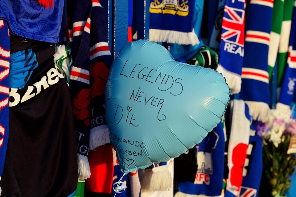 Ein Ballon vor dem Stadion der Rangers im Gedenken an Fernando Ricksen. (Bild: Getty Images)
