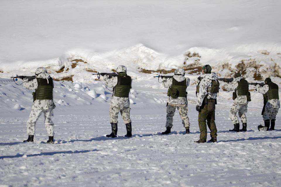 Reservistas de la brigada Karelia disparan durante los ejercicios de defensa local de Etel'-Karjala 22 (Karelia del Sur 22) , el 9 de marzo de 2022, en Taipalsaari, en el sureste de Finlandia. (Lauri Heno/Lehtikuva vía AP)