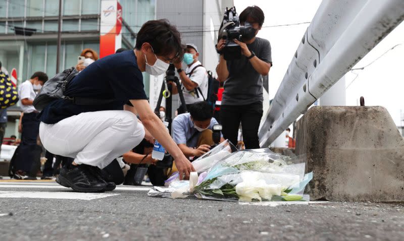 ▲日本前首相安倍晉三遇襲不幸身亡，民眾在事發現場擺放鮮花悼念。（圖／美聯社／達志影像）