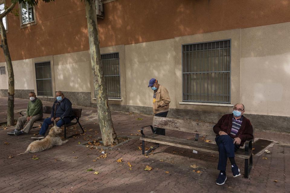 Elders wearing face masks to prevent the spread of the coronavirus sit on a park in Madrid, Spain, on Sept. 23, 2020.<span class="copyright">Bernat Armangue—AP</span>