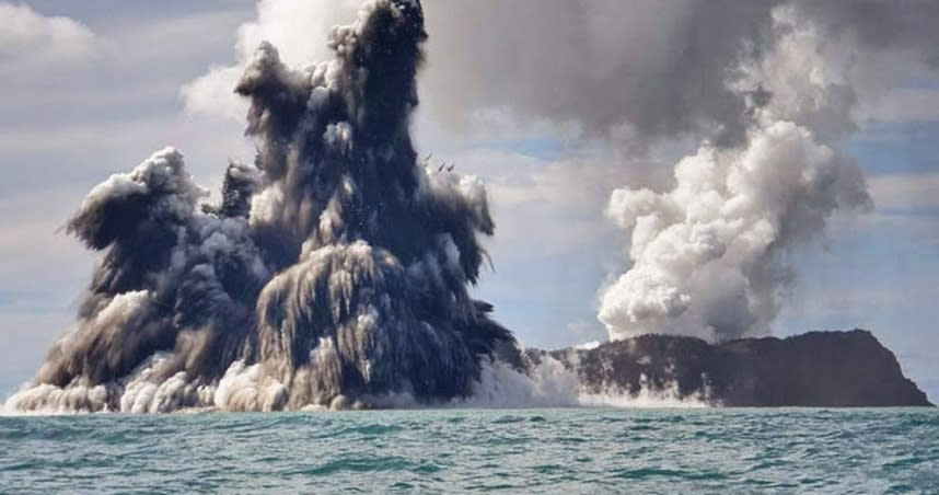 東加海底火山爆發景像。（圖／翻攝自推特@ninjasniperpon）