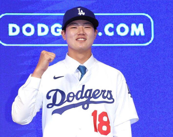 South Korean high school pitcher Jang Hyun-seok poses in his Los Angeles Dodgers jersey at his introductory press conference at Seoul Dragon City hotel complex in Seoul on Aug. 14, 2023. (Yonhap) 장현석 '기대해 주세요' (서울=연합뉴스) 이지은 기자 = 미국프로야구 메이저리그(MLB)에 도전하는 마산 용마고의 우완 투수 장현석이 14일 오후 서울 용산구 드래곤시티호텔에서 열린 로스앤젤레스 다저스 입단 기자회견에서 유니폼을 입고 포즈를 취하고 있다. 2023.8.14 jieunlee@yna.co.kr/2023-08-14 14:29:55/ <저작권자 ⓒ 1980-2023 ㈜연합뉴스. 무단 전재 재배포 금지.>