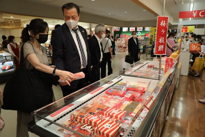 福岡機場的伴手禮商店採用與日本百貨公司超市類似的風格，令人錯覺來到大賣場。張智傑攝