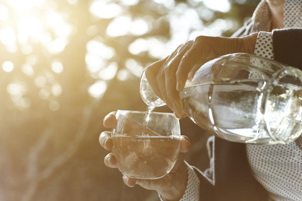 Ausreichend Wasser trinken wird im Alter mitunter schwer - doch es gibt Mittel, sich selbst oder Angehörige dazu zu bringen (Symbolbild: Getty Images)