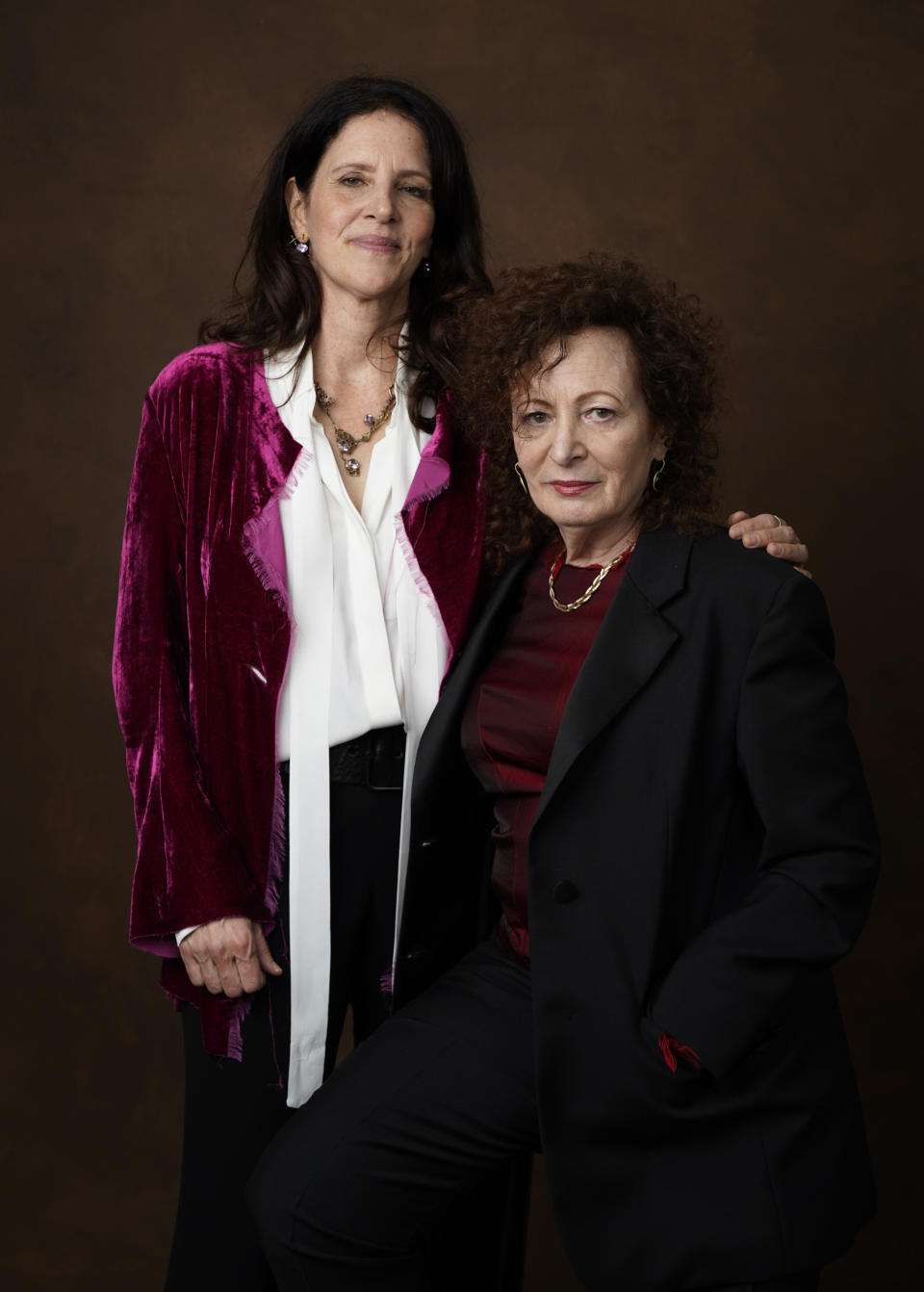 Laura Poitras, izquierda, y Nancy Goldin posan para un retrato en el almuerzo de nominados a la 95a entrega de Premios de la Academia el lunes 13 de febrero de 2023 en el Hotel Beverly Hilton en Beverly Hills, California. (Foto AP/Chris Pizzello)