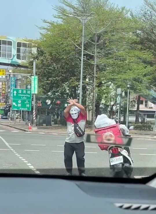 網傳有行為人於高市苓雅區中正一路口待轉區臨停下車、站立跳舞 (圖：警方提供)