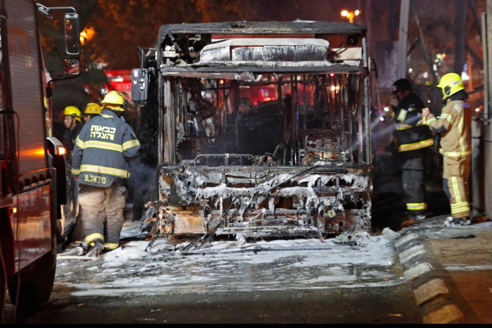 Un bus touché par une roquette à Tel-Aviv le 11 mai 2021  - Ahmad GHARABLI / AFP