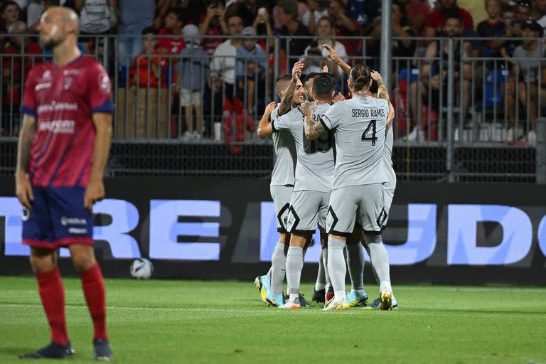 Marquinhos festeja su gol durante el partido que disputan Clermont Foot y Paris Saint-Germain.