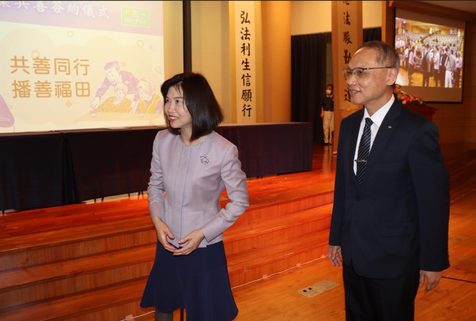 慈濟基金會顏博文執行長(右)、杏一陳麗如董事長(左)互為代表簽署合約。