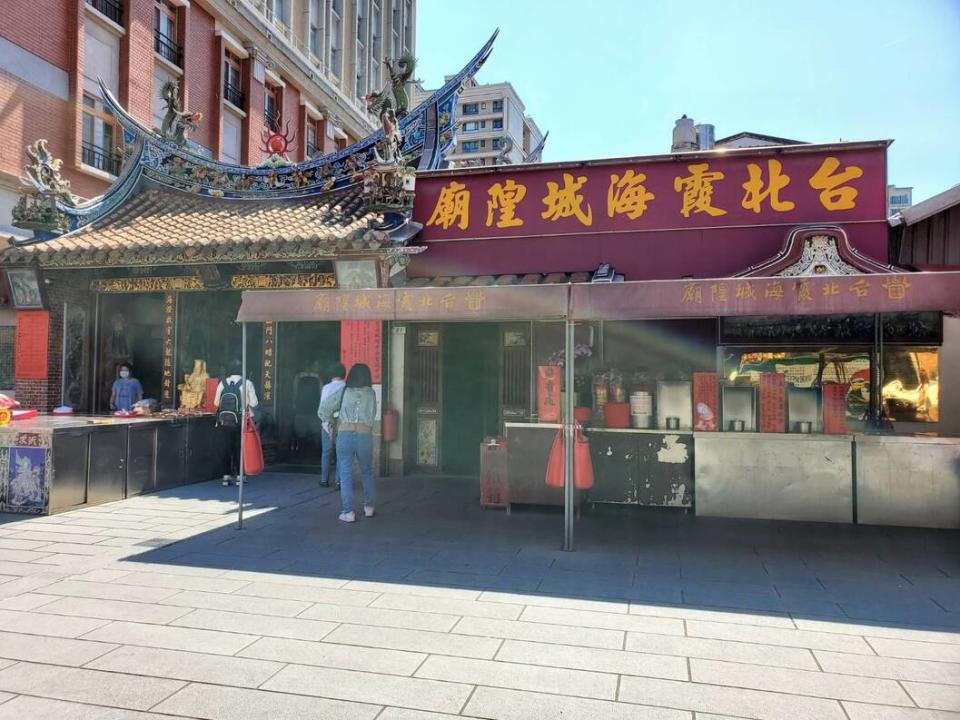 台北霞海城隍廟位於迪化街南段，鄰近永樂市場，供奉著名的月下老人，同祀有蠶神「嫘祖」。圖/生活中心攝