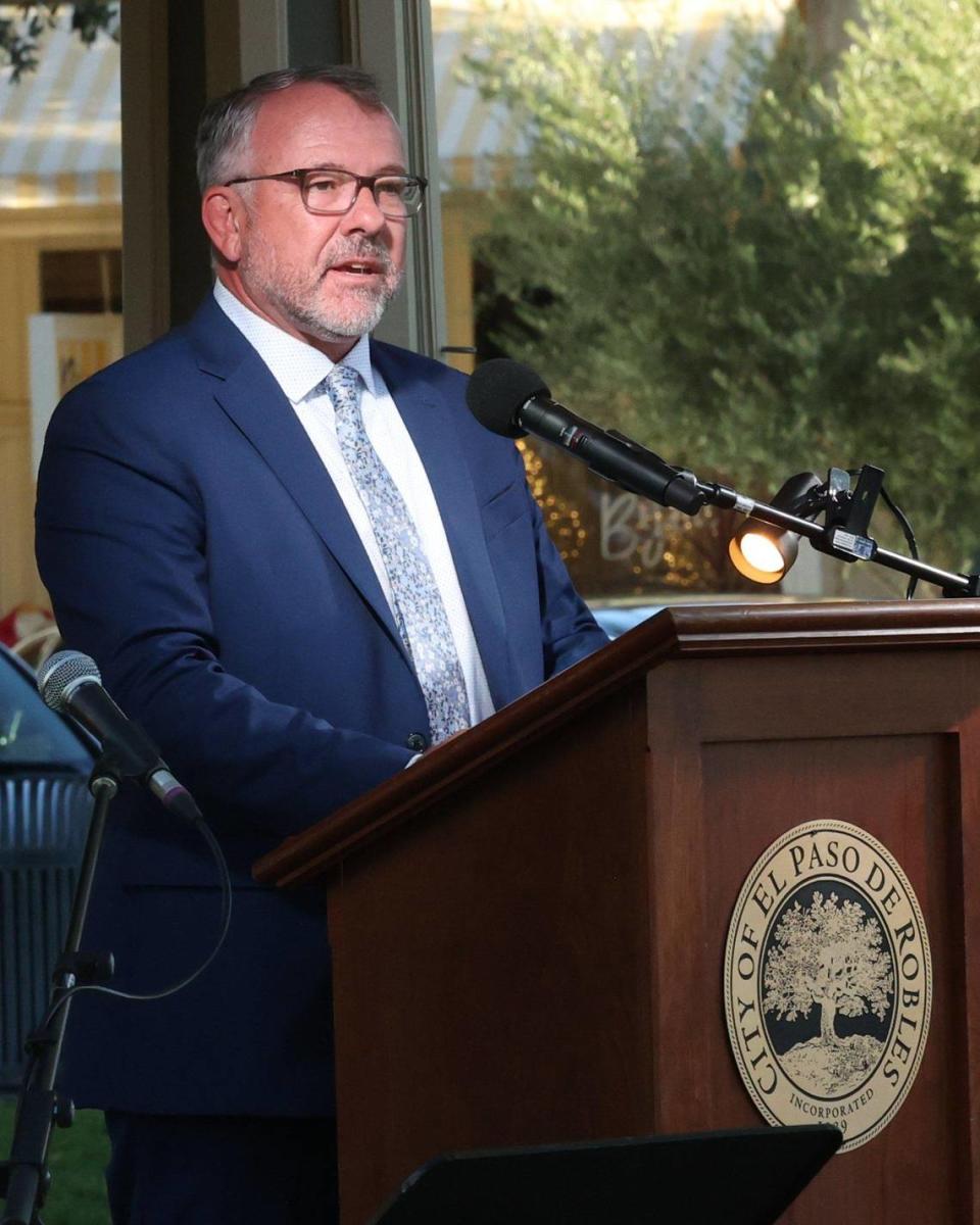 El administrador municipal, Ty Lewis, habla en el memorial del fallecido alcalde de Paso Robles Steve Martin, en el Downtown City Park, el 27 de septiembre de 2023. David Middlecamp/dmiddlecamp@thetribunenews.com