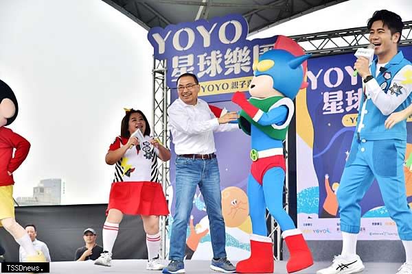 侯友宜偕YOYO全明星嗨翻新北大都會公園。（記者王志誠攝）