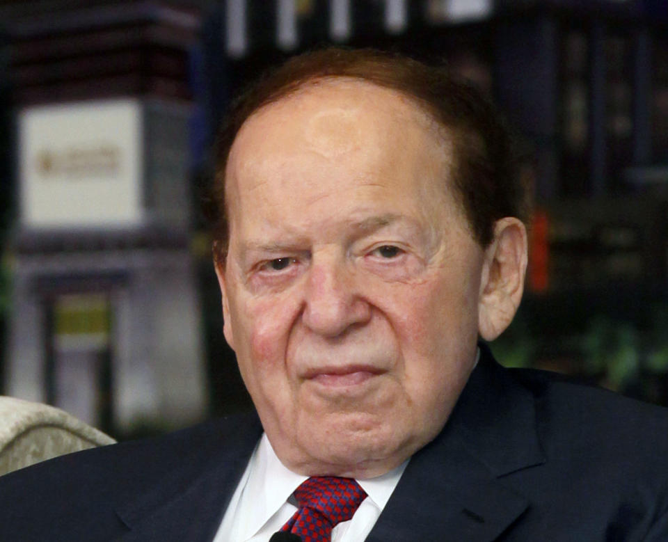 En esta foto del 12 de abril de 2012, el presidente de Las Vegas Sands, sheldon Adelson, habla en una conferencia de prensa en Macao. La empresa eligió a Madrid y no a Barcelona como sede del proyecto multimillonario del casino Eurovegas, el viernes 6 de septiembre (AP Foto/Kin Cheung, archivo)