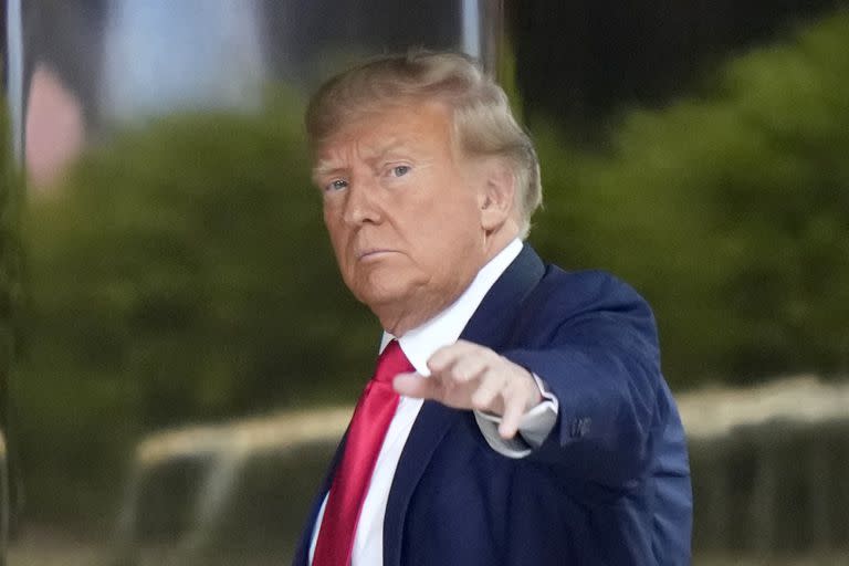 El expresidente de Estados Unidos Donald Trump llega a la Trump Tower en Nueva York el lunes 3 de abril de 2023