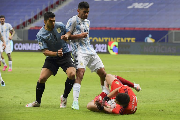 Otra sólida producción del sorprendente Cristian Romero en la retaguardia; en este caso protege el balón frente a Luis Suárez para que lo tome el arquero Emiliano Martínez.