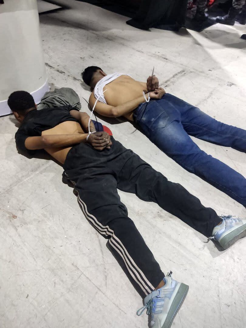 Sospechosos detenidos por agentes de policía dentro del estudio de la estación de televisión pública TC, en la ciudad portuaria de Guayaquil, Ecuador, el 9 de enero de 2024.