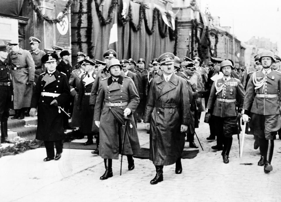 Hitler en la ciudad lituana de Klaipedia pasando revista a los soldados en marzo de 1939.  (AP Photo)
