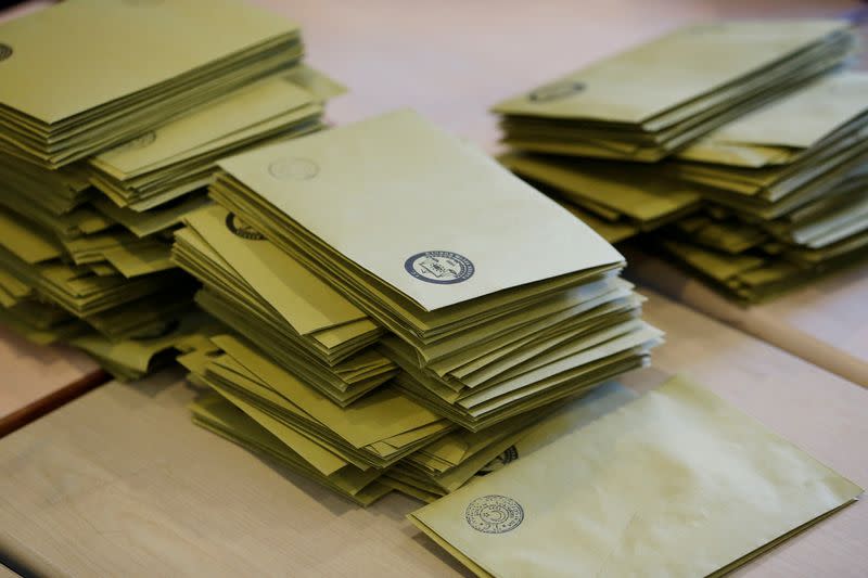 Istanbul votes in mayoral re-run