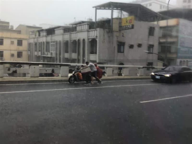 BMW駕駛冒雨幫阿嬤推車。（圖／翻攝自《爆料公社》）