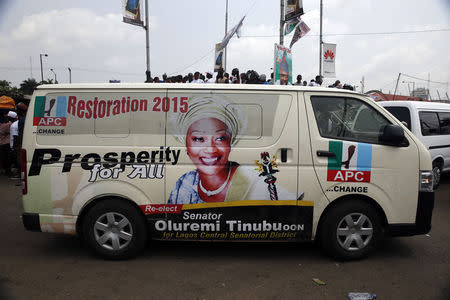 A vehicle campaigning for a candidate of All Progressives Congress (APC) drives outside a campaign rally in Yaba district in Lagos February 5, 2015.REUTERS/Akintunde Akinleye