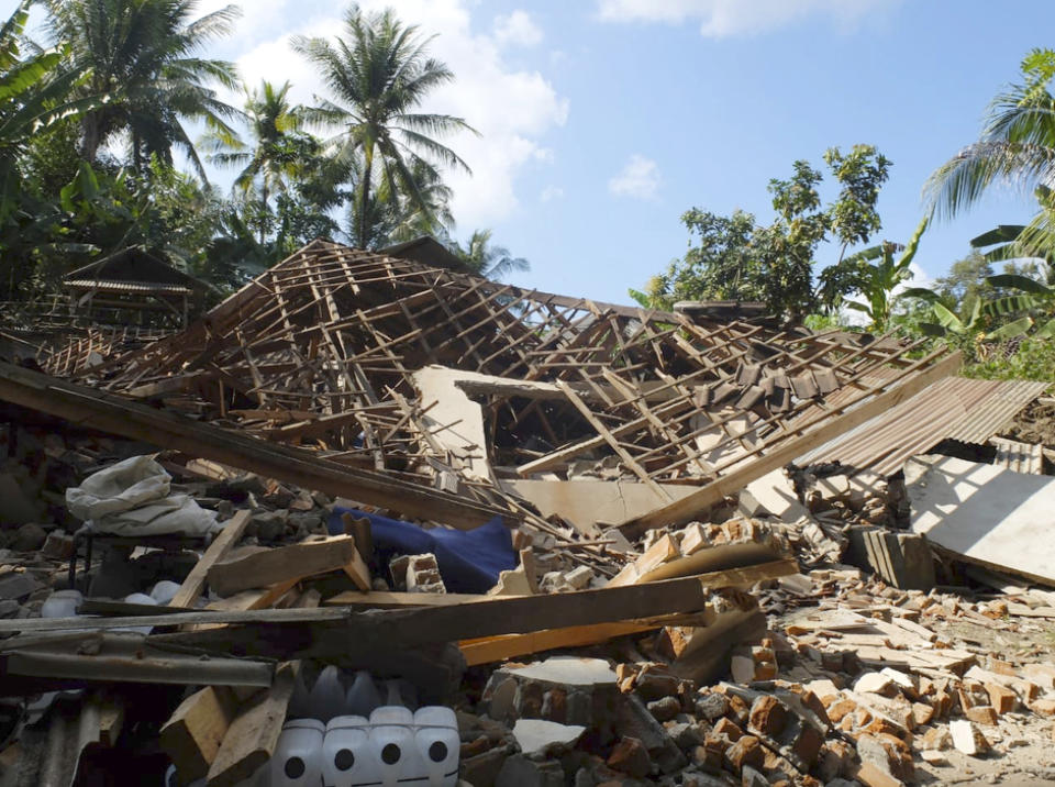 Houses damaged by an earthquake are seen in North Lombok, Indonesia, Monday, Aug. 6, 2018. The powerful earthquake struck the Indonesian tourist island of Lombok, killing a number of people and shaking neighboring Bali, as authorities on Monday said thousands of houses were damaged and the death toll could climb. (AP Photo/Sidik Hutomo)